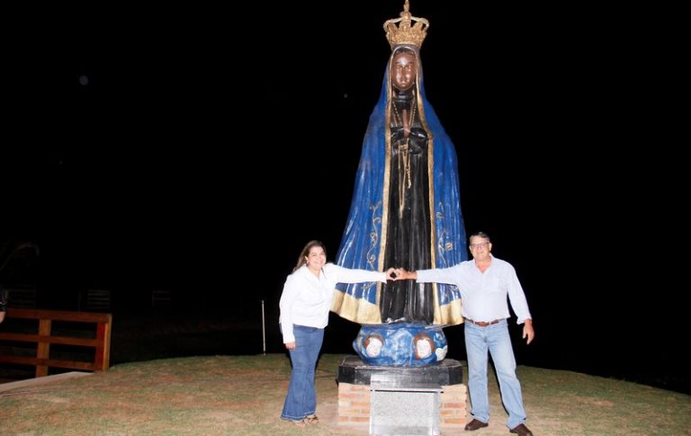 Na cidade de Bela Vista, empresário realiza tributo à padroeira do Brasil ao erguer imponente estátua de Nossa Senhora Aparecida, com quatro metros de altura. A ação atraiu a atenção da comunidade local e reforçou a devoção à santa.